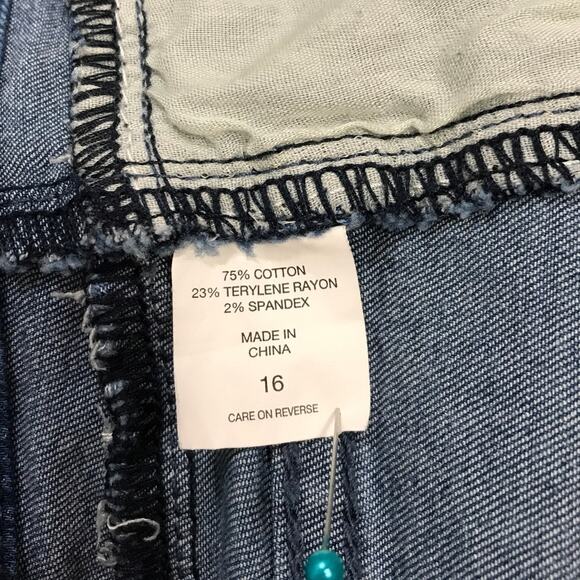 Soho New York & Co. High-Rise Mid-Wash Jean Shorts 16 - Picture 4 of 7